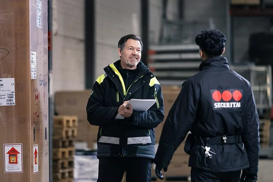 Sicherheitsmitarbeiter bei einem Kontrollgang Sicherheitsmitarbeiter bei einem Kontrollgang