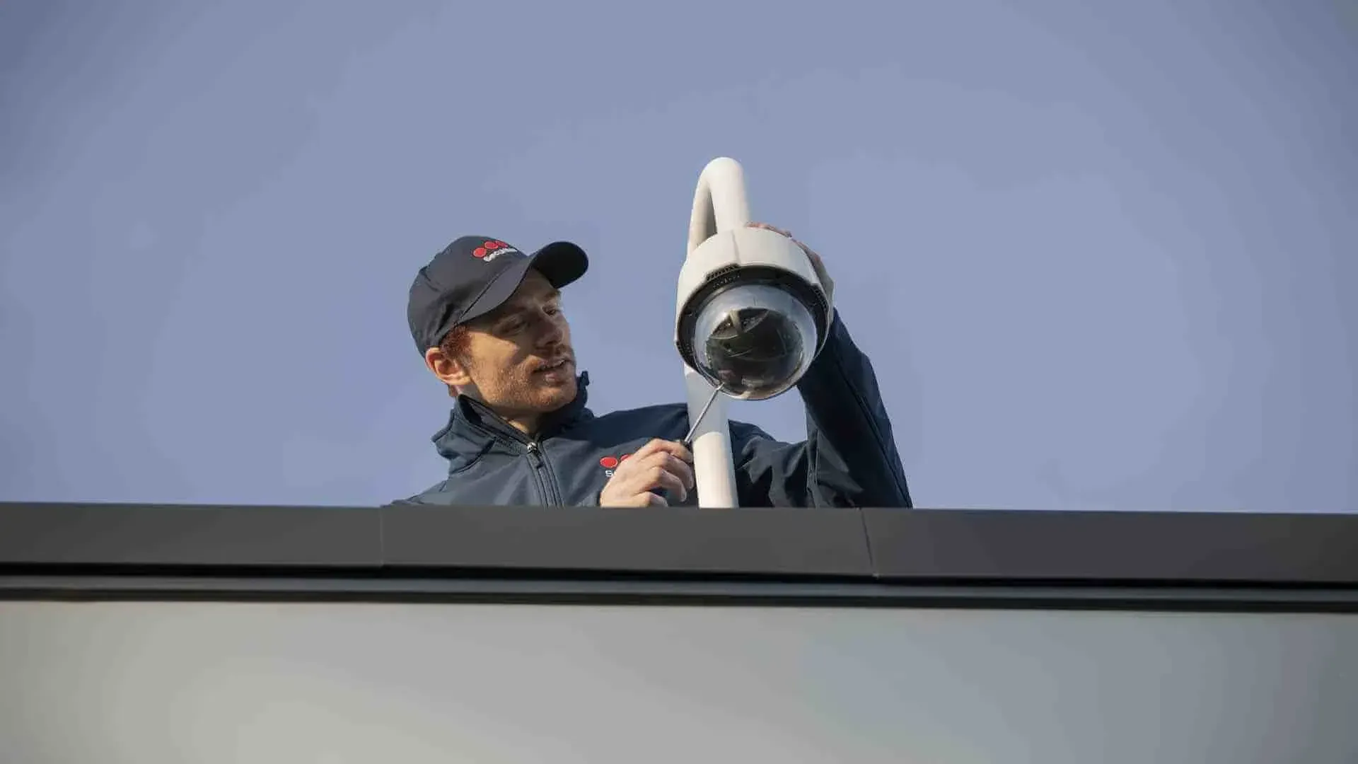 Securitas: Ihr Sicherheitsdienst für individuelle Sicherheitslösungen Sicherheitstechnik Installation einer Überwachungskamera
